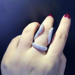 White zirconia Fingering